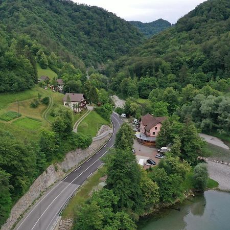 ツェルクノ Okrepcevalnica Kurn'K Bed & Breakfast エクステリア 写真