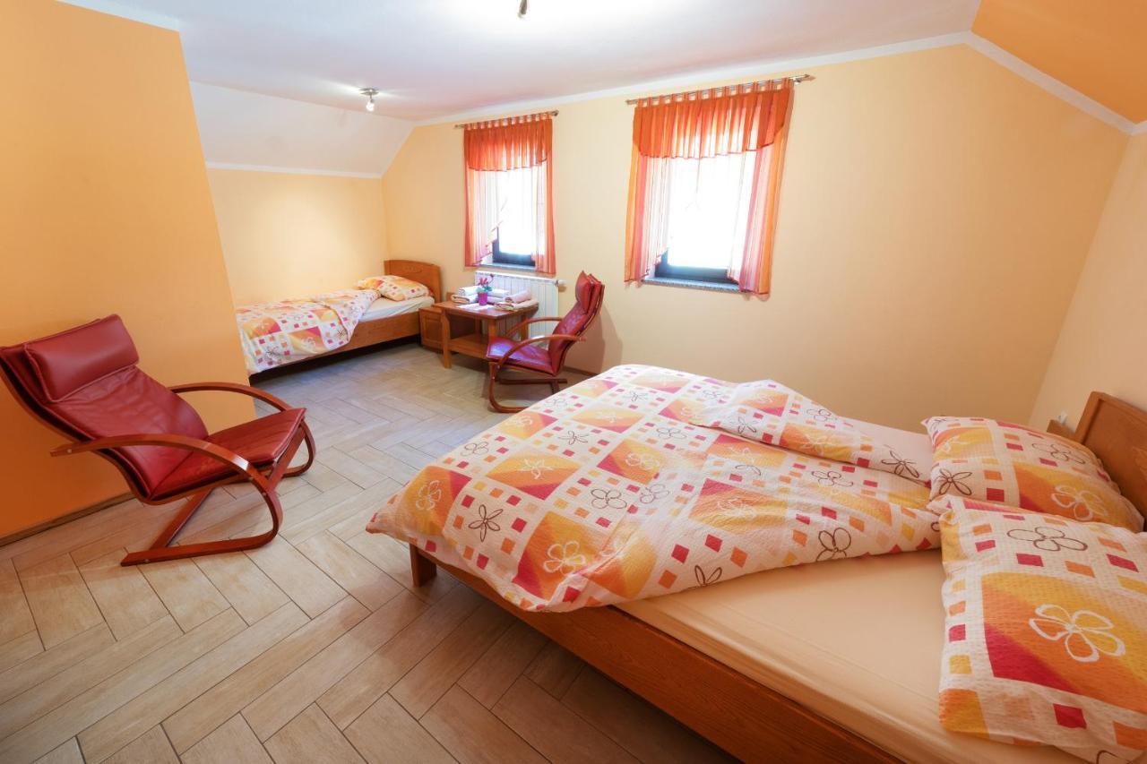 ツェルクノ Okrepcevalnica Kurn'K Bed & Breakfast エクステリア 写真